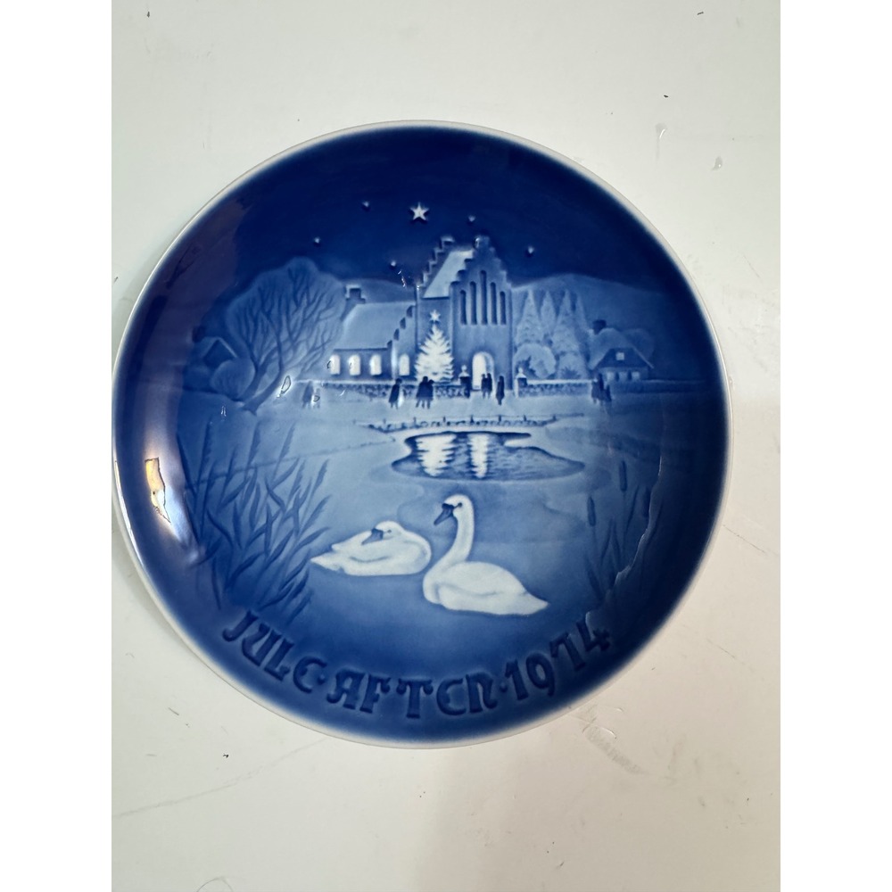 Bing & Grondahl 1974 Christmas in the Village Blue White Porcelain Plate 9074